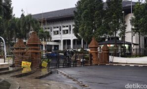 1763982314842-sentuhan-bertema-candi-bentar-jadi-wajah-baru-di-gedung-sate-kota-bandung-1763618191001_169