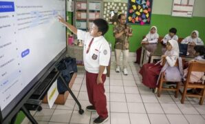 1764003892289-330-ribu-sekolah-akan-dibekali-layar-digital-pintar-tahun-ini-1758534297510_169