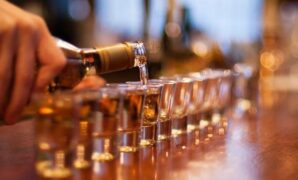 1764003897419-waduh-di-china-ada-tren-baru-mukbang-minum-miras-yang-berbahaya-3_169