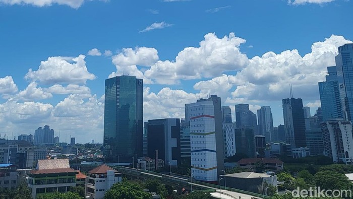 1764025479389-langit-di-jakarta-terlihat-cerah-hingga-tampak-biru-pada-siang-ini-jarak-pandang-di-udara-pun-terlihat-luas-bagaimana-kualitas-1_169