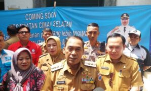 1764025481561-wali-kota-cimahi-ngatiyana-usai-bertemu-perwakilan-serikat-buruh-bahas-umk-2026-1763974406871_169