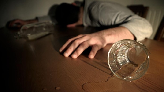 1764047134799-ilustrasi-keracunan-miras_169