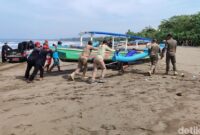 1764068717803-penertiban-perahu-yang-bersandar-sembarangan-di-pantai-pangandaran-1764065632400_169