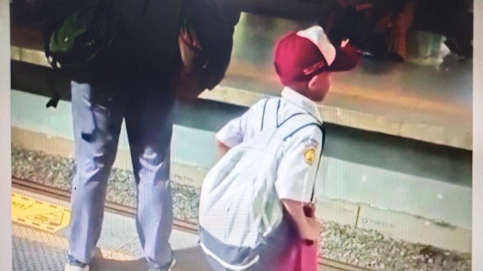 1764068723490-video-siswa-sd-yang-berangkat-sekolah-sendirian-naik-krl-sejak-subuh-dari-tangerang-ke-klender-jakarta-timur-viral-di-medsos-d-1763978682708_169