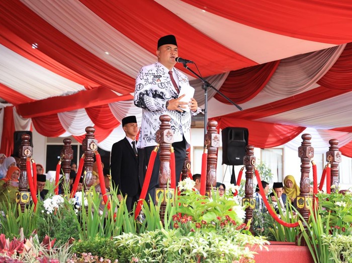 1764068727717-bupati-bogor-beri-penghargaan-kepada-insan-pendidikan-di-hari-guru-nasional-1764054787704_43