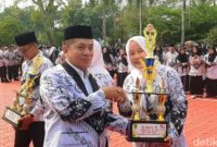 1764068728184-bupati-karawang-aep-syaepuloh-saat-berswafoto-usai-apel-hari-pgri-di-plaza-pemda-karawang-1764050192958_169