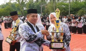 1764068728184-bupati-karawang-aep-syaepuloh-saat-berswafoto-usai-apel-hari-pgri-di-plaza-pemda-karawang-1764050192958_169