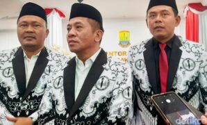 1764090327460-bupati-karawang-aep-syaepuloh-saat-diwawancara-awak-media-usai-apel-hut-pgri-ke-80-1764054665523_169