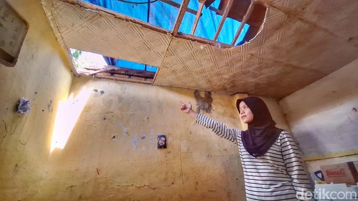 1764133522740-kondisi-rumah-fatimah-azzahra-21-dan-kedua-adiknya-setelah-ambruk-1764058391297_169