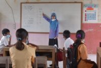 1764155126146-ilustrasi-guru-honorer_169