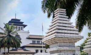 1764155127789-gapura-candi-gedung-sate-bandung-1764131159603_169