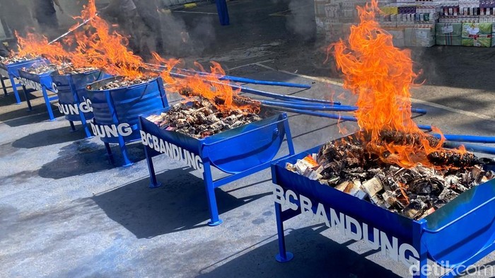 1764155138705-pemusnahan-rokok-ilegal-di-bea-cukai-bandung-1764131056575_169