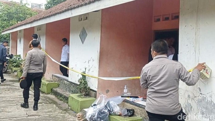 1764176727641-polisi-saat-menggerebek-kamar-penginapan-yang-diduga-jadi-lokasi-penyekapan-1764143143307_169