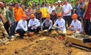 1764241512875-menko-pm-muhaimin-iskandar-kanan-bersama-bupati-sukabumi-asep-japar-kiri-meletakkan-batu-pertama-pembangunan-rumah-hunian-teta-1764237179690_169