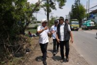 1764241514204-bupati-bandung-dadang-supriatna-saat-meninjau-area-yang-kerap-terdampak-banjir-di-jalan-sapan-desa-tegalluar-kecamatan-bojongs-1764239601017_169