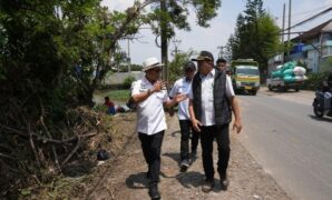 1764241514204-bupati-bandung-dadang-supriatna-saat-meninjau-area-yang-kerap-terdampak-banjir-di-jalan-sapan-desa-tegalluar-kecamatan-bojongs-1764239601017_169