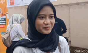 1764241515298-cantika-pencari-kerja-yang-datang-ke-job-fair-di-indramayu-1764236300995_169