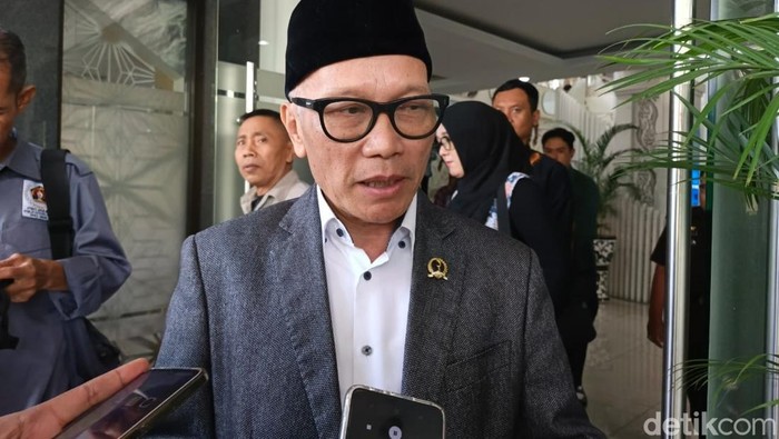 1764241517365-ketua-dprd-jawa-barat-buky-wibawa-1747381838506_169