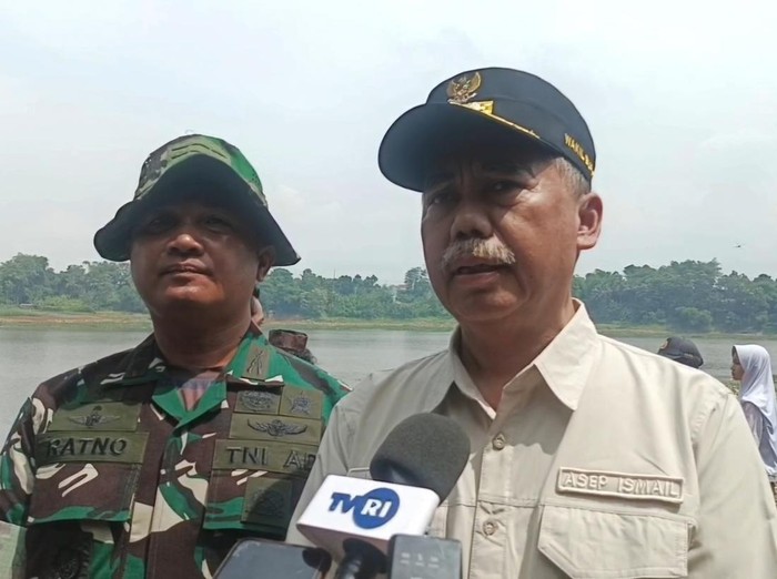 1764263097911-wakil-bupati-bandung-barat-asep-ismail-di-sungai-citarum-1764231461447_43