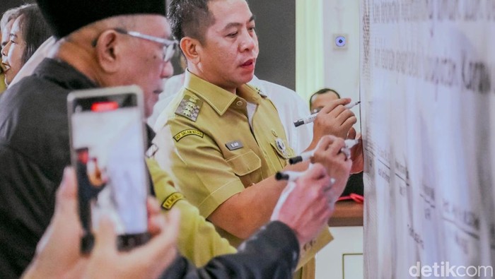 1764263105413-bupati-karawang-aep-syaepuloh-teken-fakta-integritas-bersama-lembaga-keagamaan-untuk-tekan-kekerasan-terhadap-perempuan-1764216214742_169