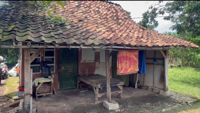 1764327955661-kondisi-rumah-amah-di-subang-sebelum-diperbaiki-1764310165908_169