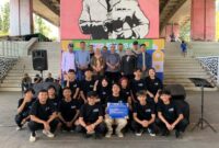 1764349515350-anggota-dprd-kota-bandung-nina-fitriana-sutadi-saat-berfoto-bersama-para-pemuda-dalam-sebuah-acara-beberapa-waktu-lalu-1764318730436_169