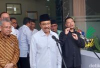 1764349517159-mensos-syaifullah-yusuf-gus-ipul-saat-kunjungi-sekolah-rakyat-di-lembang-1764329277852_169