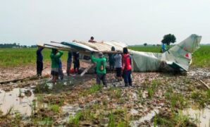 1764349517857-pemindahan-bangkai-pesawat-ga28-oleh-warga-dusun-ceplik-desa-kertawaluya-kecamatan-tirtamulya-kabupaten-karawang-1764328944858_169