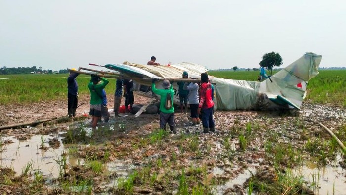 1764349517857-pemindahan-bangkai-pesawat-ga28-oleh-warga-dusun-ceplik-desa-kertawaluya-kecamatan-tirtamulya-kabupaten-karawang-1764328944858_169