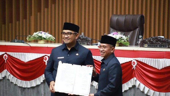 1764392722223-rapat-paripurna-penetapan-raperda-apbd-kota-bandung-2026-1764380060783_169