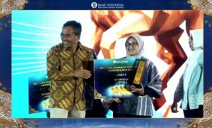 1764414314839-siti-fatimah-jurnalis-detikjabardetikcom-saat-menerima-pengharagaan-di-ajang-wjjc-2025-1764401708915_169