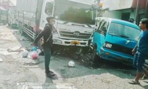 1764414315515-kecelakaan-beruntun-di-lampu-merah-dawuan-cikampek-kabupaten-karawang-1764405391272_169