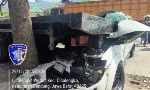 1764414323101-pajero-ringsek-usai-tabrak-tronton-1764402094327_169