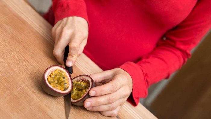 1764414331301-ilustrasi-ibu-hamil-makan-buah-markisa_169