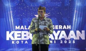 1764435888408-wali-kota-cimahi-ngatiyana-saat-perayaan-malam-anugerah-kebudayaan-2025-1764414206232_169