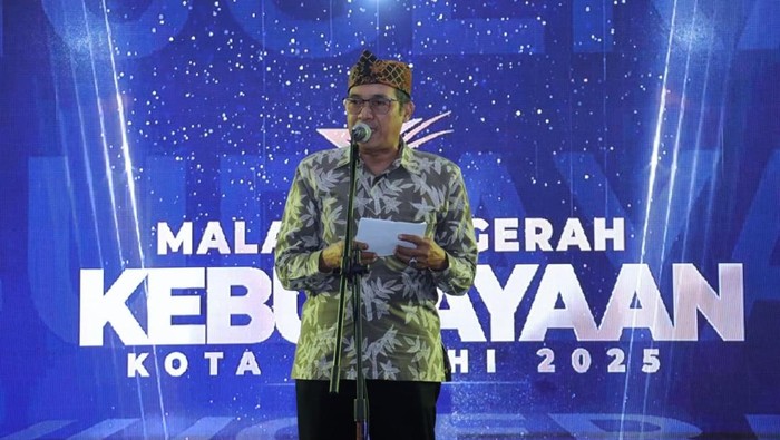 1764435888408-wali-kota-cimahi-ngatiyana-saat-perayaan-malam-anugerah-kebudayaan-2025-1764414206232_169