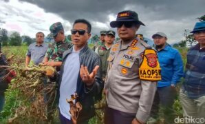 1764435893920-bupati-bandung-dadang-supriatna-saat-meninjau-lokasi-perkebunan-teh-yang-mengalami-kerusakan-kecamatan-pangalengan-sabtu-29112-1764409821403_169