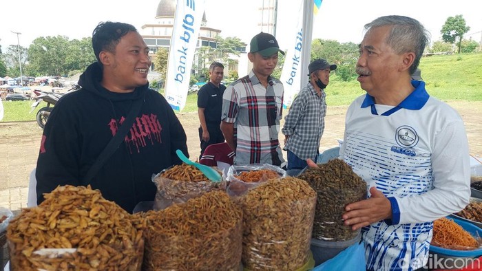 1764522341944-wakil-bupati-bandung-barat-asep-ismail-kaos-putih-saat-sambangi-gerai-umkm-1764510423738_169