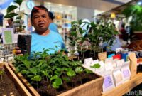 1764522342808-abah-emip-tunjukan-tanaman-kopi-di-bandung-coffee-carnival-1764496190063_169