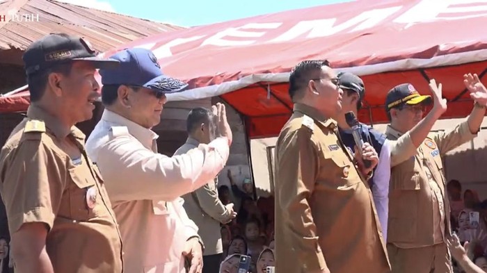 1764587147712-prabowo-menggelengkan-kepala-dan-langsung-mengangkat-tangan-saat-mendengar-ucapan-bupati-aceh-tenggara-soal-presiden-seumur-hi-1764577996873_169
