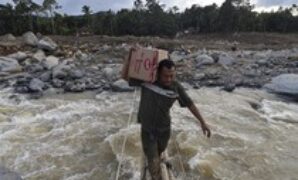 1764608754322-akses-terputus-warga-andalkan-jembatan-darurat-pascabanjir-bandang-di-salareh-aia-1764564059954_43