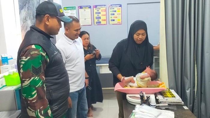 1764608757276-bayi-perempuan-yang-ditemukan-di-lembang-dibawa-ke-bidan-1764575351444_169