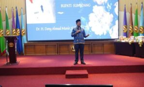 1764608765024-bupati-sumedang-dony-ahmad-munir-saat-hadiri-peringatan-hari-aids-sedunia-tingkat-kabupaten-sumedang-digelar-di-bale-sawala-un-1764591822298_169