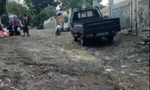 1764630291756-jalan-karet-pasar-baru-barat-tak-kunjung-diaspal-1764549503911_43