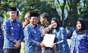 1764630296773-bupati-sumedang-dony-ahmad-munir-saat-menyerahkan-sk-kepada-pppk-paruh-waktu-1764585718140_169