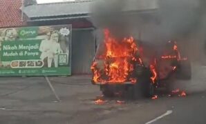 1764651923304-minibus-bermuatan-jeriken-berisi-bbm-terbakar-di-cianjur-1764649196266_169