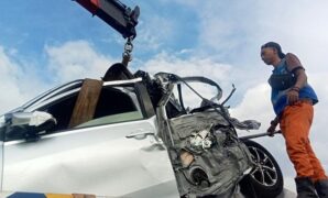 1764673524843-petugas-mengevakuasi-kendaraan-yang-terlibat-kecelakaan-beruntun-di-jalan-tol-cipularang-1764668703263_169