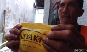 1764673525342-warga-tasikmalaya-menunjukkan-minyak-goreng-bantuan-pangan-dengan-tulisan-expired-1764663467980_169