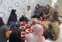 1764673528692-kejari-cimahi-saat-mendatangi-kediaman-3-bocah-yang-tak-beridentitas-1764668145861_169