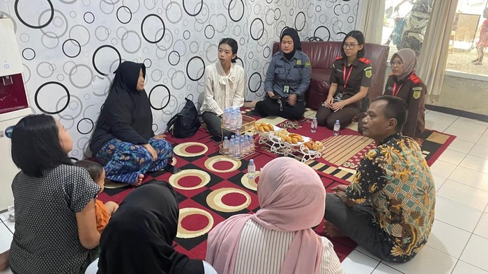 1764673528692-kejari-cimahi-saat-mendatangi-kediaman-3-bocah-yang-tak-beridentitas-1764668145861_169